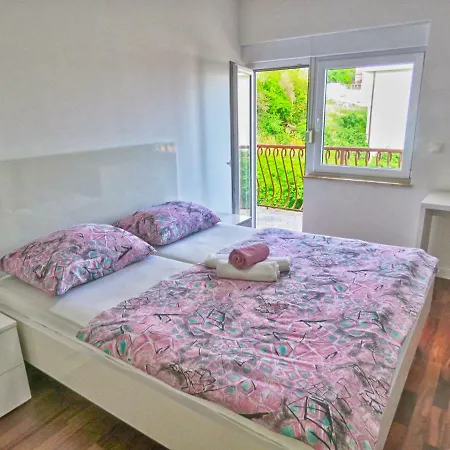 Apartment Apartman G&j Baska Voda